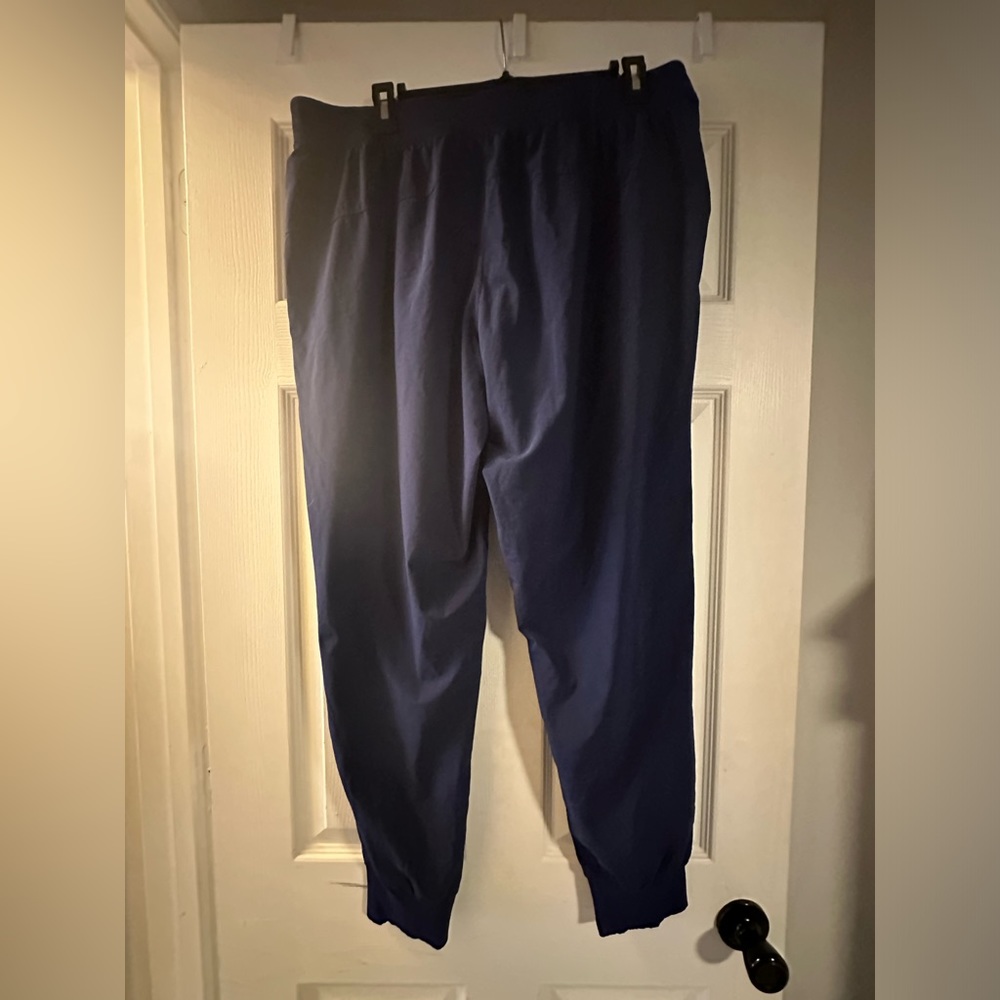 Lululemon jogger size 12 with stretchy waist